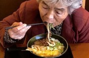 娱乐吃瓜酱老人头像是谁,揭秘“娱乐吃瓜酱老人”头像背后的神秘人物